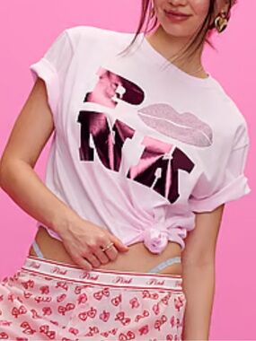 PINK
CAMPUS COTTON™ TEE 
Pink Graphic Lip-Print Tee